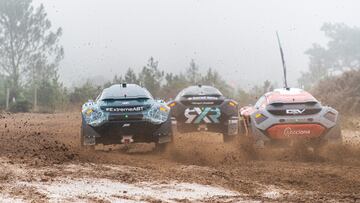 Molly Taylor (AUS)/Johan Kristoffersson (SWE), Rosberg X Racing, leads Jutta Kleinschmidt (GER)/Mattias Ekstrom (SWE), ABT CUPRA XE, and Laia Sanz/Carlos Sainz (ESP), Acciona | Sainz XE Team, at the start