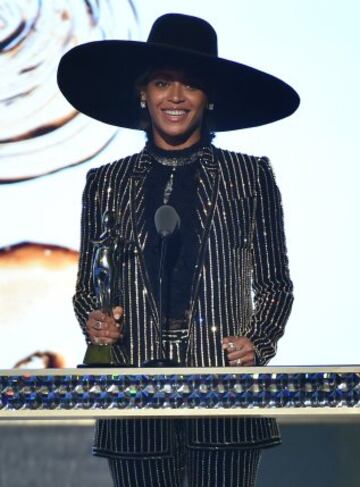 Beyoncé recogiendo su premio Icono de la moda.