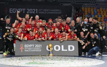 Dinamarca logró en Egipto su segundo Mundial consecutivo.... y el segundo de su historia. Los daneses, que lograron la corona en su casa en 2019, retuvieron el título tras superar a Suecia en la final escandinava. Los Hispanos se colgaron el bronce. El Mu