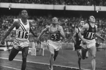 Charlie Jenkins (número 116 de la imagen) nació en 1934 en Nueva York, dos años antes de que Jessie Owens ganase cuatro medallas de oro en los Juegos de Berlín y reivindicase el valor de la raza negra en las pruebas atléticas. Una inspiración que marcó la carrera del estadounidense, ganador de dos medallas de oro en los Juegos de Melbourne, en 1956. Se subió a lo más alto del podio en el relevo 4x400 metros y en los 400 metros.
36 años después de aquella efeméride, su hijo, Chip Jenkins, nacido en 1964, consiguió también el mismo color de medalla en el relevo 4x400 en Barcelona 92.
