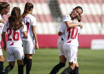 Isabella Echeverri celebrando un gol con el Sevilla.