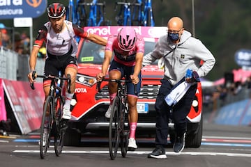 Davide Formolo anima a Richard Carapaz tras perder el maillot rosa en favor de Hindley. 