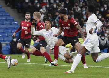 Jugada del penalti de Omar Alderete a Carlos Casemiro. 