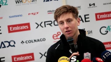 Pogacar atiende a los medios en el media day del UAE en Benidorm.