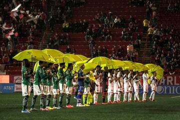 Los jugadores de los Xolos Tijuana y del León se alinearon solidariamente bajo un paraguas amarillo en apoyo
al movimiento Juntos por la Paz en el estadio Caliente, en Tijuana (México). La inicitiva fue seguida en todos
los partidos de esa jornada de la Liga MX. La campaña pone el foco en los derechos humanos