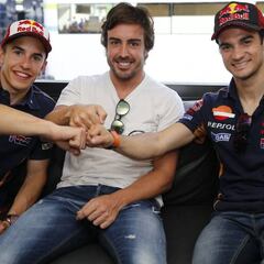 Sonrisa discreta de Alonso al presenciar la pole de Rossi