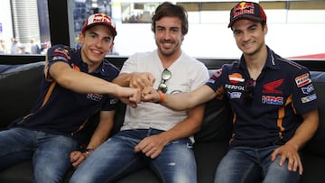 Fernando Alonso en Mugello junto a Márquez y Pedrosa.