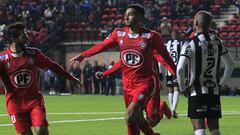 El jugador de Union La Calera Franco Lobos, celebra con sus compa&ntilde;eros su gol contra Atletico Mineiro.