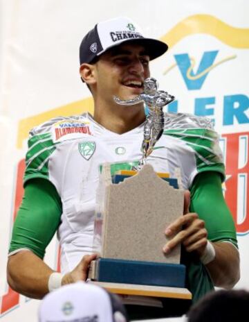 En 2013, Mariota completó 245 pases de 386 intentos para 3.665 yardas con 31 touchdowns y solo 4 intercepciones, corriendo además para lograr 715 yardas y 9 touchdowns. Desde finales de 2012 logró completar 353 pases sin ser interceptado. Estos números le valieron estar por segunda vez en el primer equipo de la Pac-12. Además, Oregon ganó el Alamo Bowl (en la foto, con el trofeo) y el quarterback fue designado de nuevo MVP Ofensivo del partido.