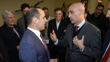 21/11/19 PRESIDENTE RFEF LUIS RUBIALES EN UN ACTO DE LA ASOCIACION DE LA PRENSA DEPORTIVA DE MALAGA EN LA FOTO CON DIRECTIVOS Y TECNICO DEL MALAGA CF
RICHARD SHAHEEN DIRECTOR GENERAL MALAGA CF SALUDO