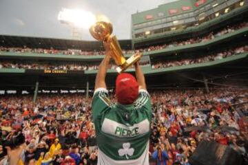 Paul Pierce muestra el título de campeón a la ciudad de Boston.