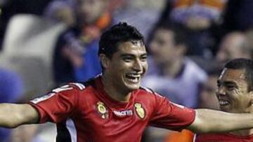 <b>GOLEADOR. </b>El Chori Castro celebra un gol en Mestalla junto a Ratinho.