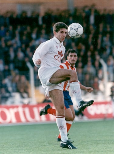 Defendió los colores del Albacete entre 1992 y 1994. Jugó 118 partidos y marcó 11 goles. 