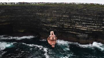 Carlos Gimeno de España se zambulle desde el borde del acantilado en Downpatrick Head el 11 de septiembre de 2021 durante la Serie Mundial de Red Bull Cliff Diving