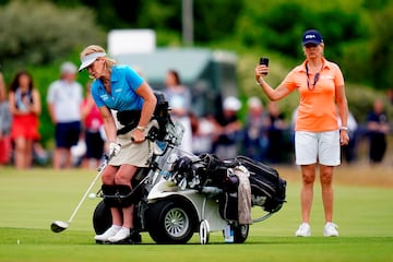 Monique Kalkman-Van den Bosch es una jugadora holandesa de tenis en silla de ruedas que también jugó tenis de mesa. Ha competido en cuatro Juegos Paralímpicos. Ahora se atreve con el golf, en un evento dentro de los actos conmemorativos del 150º aniversario del British Open. Todo un ejemplo de superación.
