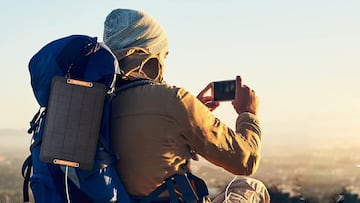 Así es el cargador solar con USB: a prueba de apagones y para múltiples dispositivos que puedes encontrar en Amazon.