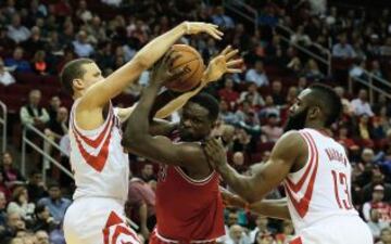 Lucha entre Luol Deng de los Chicago Bulls y Francisco Garcia y James Harden de los Houston Rockets.