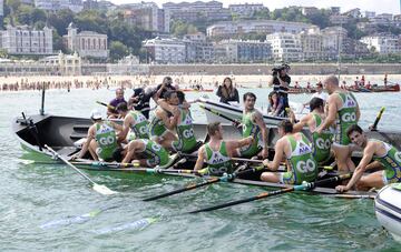 Los chicos de Hondarribia celebran la Bandera de la Concha.