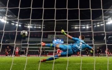 1-3. Kevin Gameiro anotó de penalti el tercer tanto.