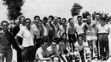 foto de D. Alfredo Di Stéfano del año 1.956.- Era el equipo de DI STEFANO -todos los jugadores tenían un equipo- en el Torneo Social del Real Madrid.- Era la Ciudad Deportiva del R.M. en la temporada 1955-1956