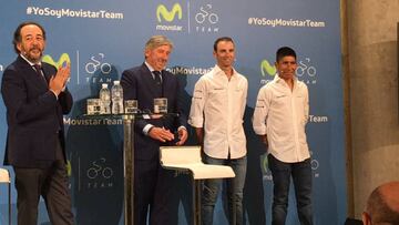 Eusebio Unzu&eacute;, Alejandro Valverde y Nairo Quintana, en el acto de renovaci&oacute;n de patrocinio de Movistar.