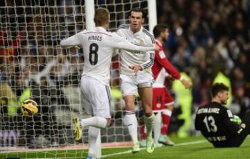 Gareth Bale celebrando el gol  1-0 que acaba de anotar con su compañero y autor del pase Kroos