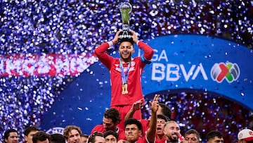 Alexis Vega lifts the championship trophy with Toluca players during the final second leg match between Toluca and America as part of the Liga BBVA MX, Torneo Clausura 2025 at Nemesio Diez Stadium on May 25, 2025 in Toluca, Estado de Mexico, Mexico.