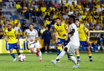 Así lanzó Vinicius el penalti que acabó suponiendo el empate.