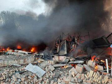 Rusia ha dado comienzo a la guerra con Ucrania iniciando la pasada madrugada una "operación militar especial" en el Donbás. El presidente ruso, Vladímir Putin, ha anunciado la operación y varias ciudades del este ucranio, desde Sloviansk y Kramatorsk a Járkov, a 30 kilómetros de la frontera rusa, fueron agredidas.