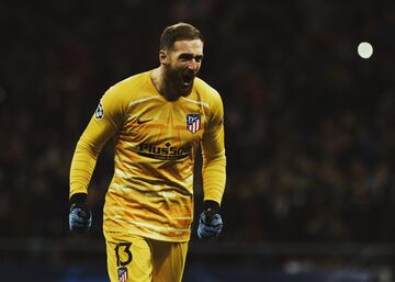 Lidera la porter赤a del Atl谷tico de Madrid. El esloveno fich車 por el club rojiblanco en 2014 a cambio de 16 millones de euros. Desde entonces no ha dejado de hacer paradas antol車gicas hasta convertirse en uno de los mejores porteros del mundo. El meta ha conseguido cuatro trofeos zamora (2015-2019), una Europa League, una Supercopa de Espa?a y otra de Europa con los de Simeone. En Eslovenia ha sido nombrado jugador del a?o en cuatro ocasiones. Oblak ha jugado 262 partidos como rojiblanco en los que ha encajado 181 goles y ha dejado la porter赤a a cero en 142 ocasiones.