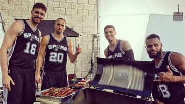 Pau Gasol, junto a Manu Gin&oacute;bili, Danny Green y Patty Mills.