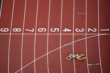 La atleta irlandesa Sophie O'Sullivan reacciona tras cruzar la meta de las eliminatorias de los 1500 m femeninos durante el Campeonato Mundial de Atletismo en Tokio.