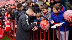 Bryan Zaragoza no paró de firmar autógrafos.