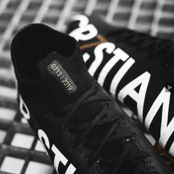 El delantero portugués de la Juventus de Turín estrenó el pasado viernes en el derbi de Turín sus nuevas botas, las Nike Mercurial Superfly personalizadas. Son de color negro con una suela dorada. Aunque, sin duda, el aspecto más llamativo es la palabra “