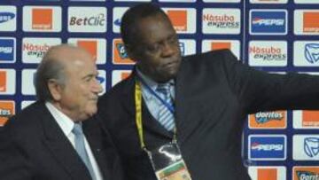 <b>SOSPECHOSO. </b>Issa Hayatou, en la imagen junto a Blatter.
