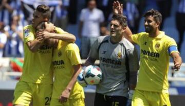 Los jugadores del Villarreal celebran su victoria (1-2) ante la Real Sociedad tras el partido de Liga de Primera División que ambos equipos han disputado hoy en el estadio de Anoeta de San Sebastián. 