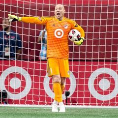 Brad Guzan uso un micrófono durante el All-Star Game
