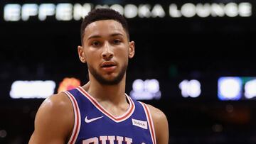 PHOENIX, AZ - DECEMBER 31: Ben Simmons #25 of the Philadelphia 76ers stands on the court during the first half of the NBA game against the Phoenix Suns at Talking Stick Resort Arena on December 31, 2017 in Phoenix, Arizona. The 76ers defeated the Suns 123-110. NOTE TO USER: User expressly acknowledges and agrees that, by downloading and or using this photograph, User is consenting to the terms and conditions of the Getty Images License Agreement. Christian Petersen/Getty Images/AFP
== FOR NEWSPAPERS, INTERNET, TELCOS & TELEVISION USE ONLY ==