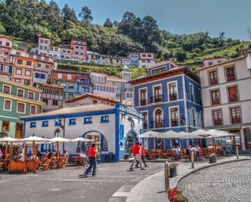 Si antes hemos mencionado el oriente de Asturias no podemos dejar pasar una de las zonas m¨¢s visitadas del occidente asturiano. Cudillero es otro de los pueblos m¨¢s bonitos del Principado de Asturias, tambi¨¦n con su tradici¨®n marinera y unas casas construidas en torno a esta zona. Su gastronom¨ªa, al igual que en todo Asturias, nos conquistar¨¢; al igual que la tradici¨®n del curadillo, con la que se secaban al sol peque?as especies de escualo.