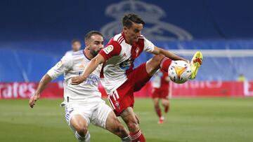 Soccer Football - LaLiga - Real Madrid v Celta Vigo - Santiago Bernabeu, Madrid, Spain - September 12, 2021 Celta Vigo&#039;s Franco Cervi in action with Real Madrid&#039;s Dani Carvajal REUTERS/Susana Vera