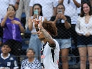 En su temporada final, el ‘Depredador’ Guerrero saldó una deuda histórica al marcarle al equipo de Lionel Messi.