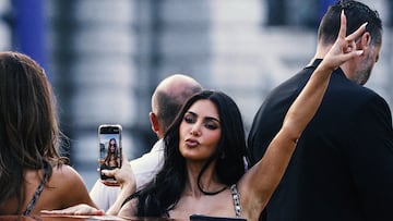 Kim Kardashian se fotografa en un barco, antes de la esperada boda del fundador de Amazon, Jeff Bezos, y la periodista Lauren Snchez en Venecia.