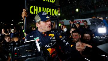 Verstappen celebra su segundo título mundial con Red Bull en Suzuka.