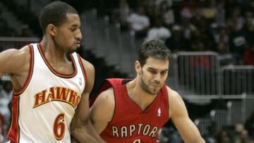 Calderón cuando era jugador de los Raptors en 2006 es defendido por Cedric Bozeman, entonces en los Hawks.