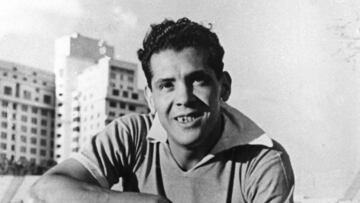 Nunca tuvo que salir de la liga uruguaya para enmarcar su mítico dorsal 5. Con la selección charrúa logró coronarse en Brasil 50.