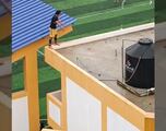 ¡Ni en el FIFA! Jugador trepa una casa para seguir el partido en la Copa Perú