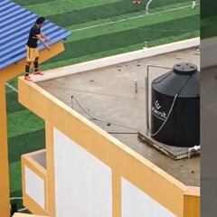 ¡Ni en el FIFA! Jugador trepa una casa para seguir el partido en la Copa Perú