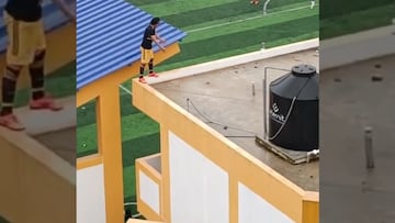 ¡Ni en el FIFA! Jugador trepa una casa para seguir el partido en la Copa Perú