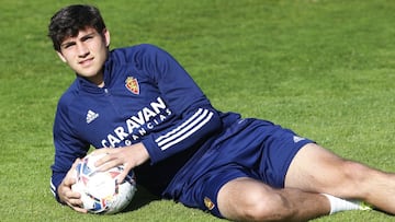 Iv&aacute;n Az&oacute;n posa para AS antes del entrenamiento.