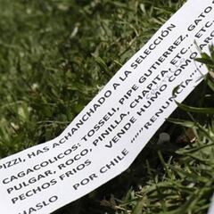 Lanzan panfletos contra Pizzi y jugadores afuera de Pinto Durán